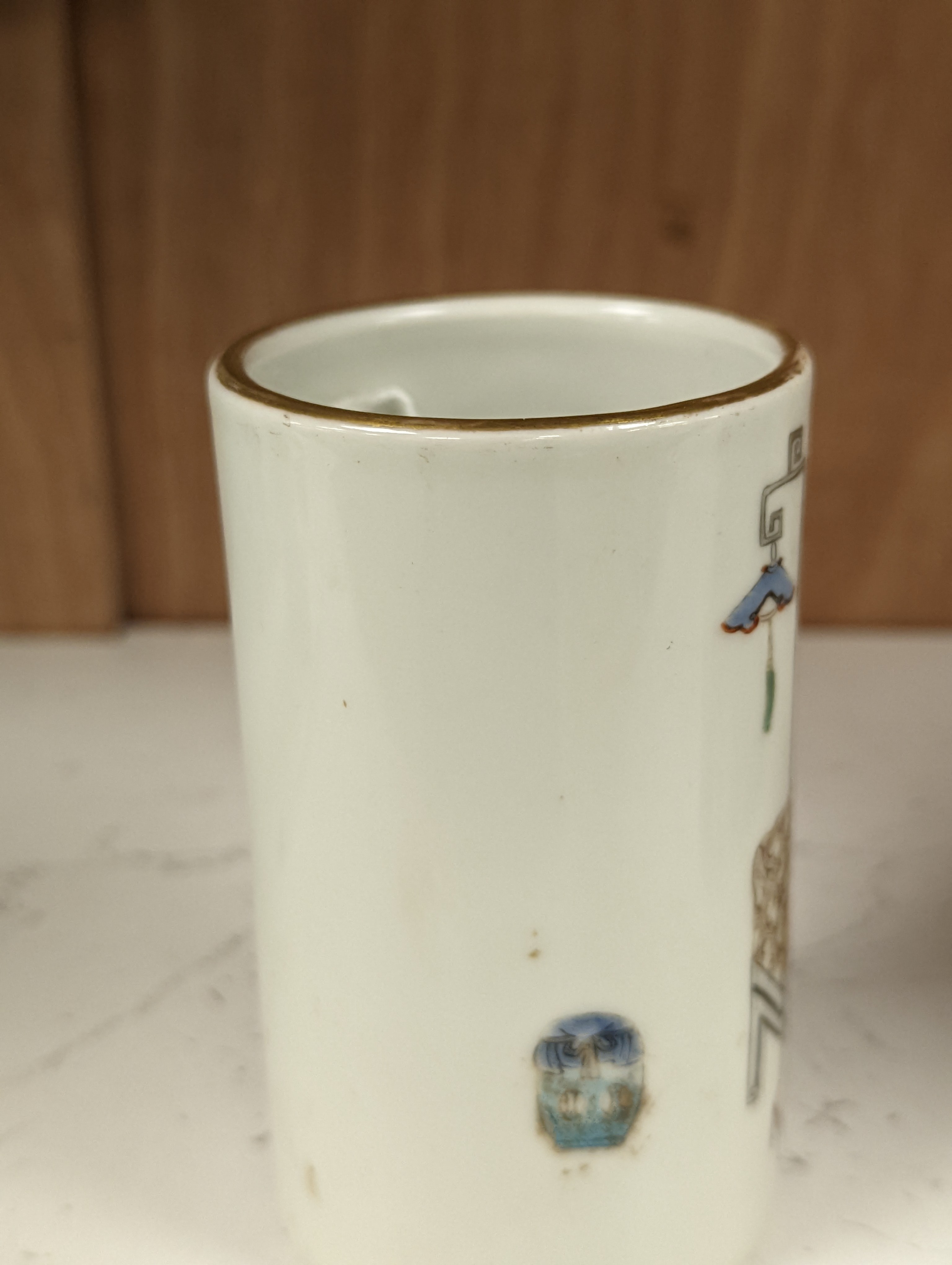 A Chinese famille rose brushpot - 11cm high